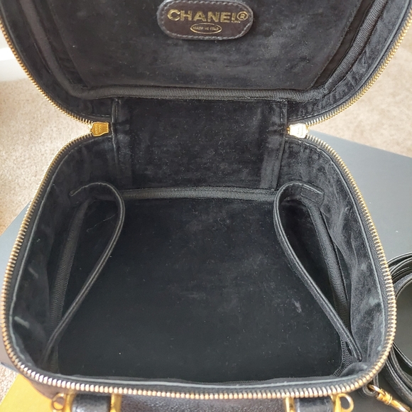 Chanel Vintage Vanity Zip Around Caviar - Picture 16 of 17